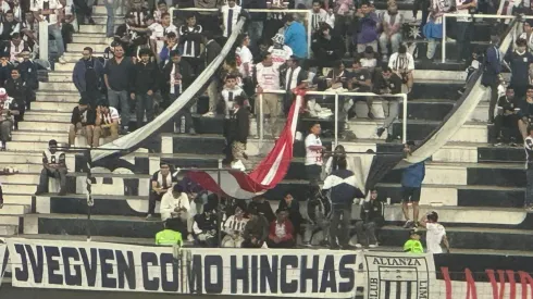 Los fanáticos de Alianza Lima desplegaron una concuna con los colores blanco y rojo.
