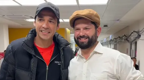 Gabriel Boric compartió con Matías Fernández en el triunfo de Chile vs Nueva Zelanda. (Foto: Captura)
