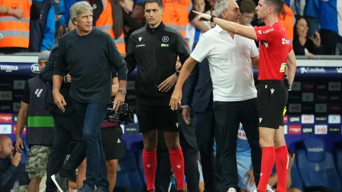 Manuel Pellegrin gana, pero termina indignado con un árbitro en España.
