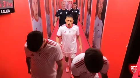 La arenga de Alexis Sánchez en el pasillo del Sevilla.