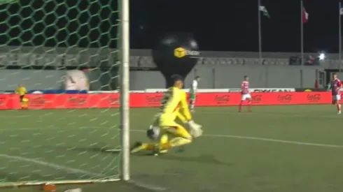 Eduardo Villanueva cometió dos errores que le costaron la derrota a Colo Colo en Puerto Montt. (Foto: Captura)