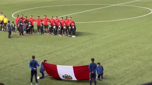 Los hinchas respetaron el himno de Perú 
