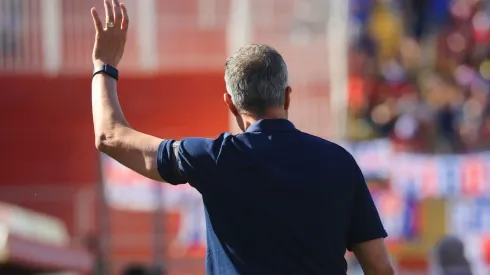 Gustavo Álvarez recibió el respaldo de la hinchada de la U.
