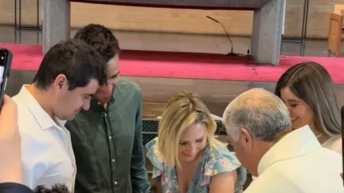 Matías Zaldivia en plena ceremonia del bautizo del hijo de la periodista.
