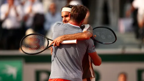 Stan Wawrinka abrazado a Roger Federer en Roland Garros 2019
