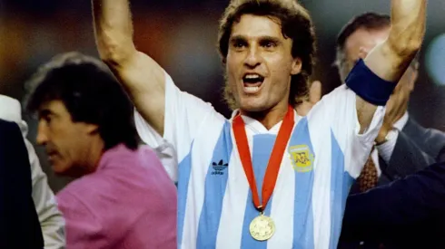 Gabriel Mendoza cruza a Óscar Ruggeri.
