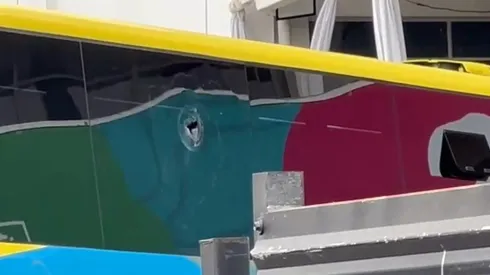 Bus de Lanús recibió ataques en su llegada al Estadio Nacional. (Foto: Captura)
