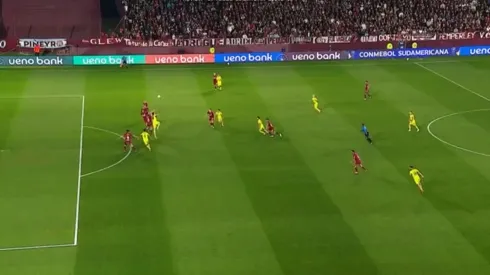 La U festejaba el 1-0 pero un offside ahogó el grito de gol.
