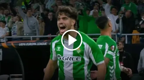 Abde festeja con Antony el 1-0 del Betis sobre Lyon por la Europa League.
