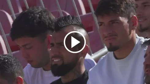 Arturo Vidal y Alan Saldivia vieron el triunfo de Colo Colo desde la tribuna. (Foto: Captura)
