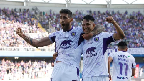 Joaquín Larrivey ayuda con dos goles para que Deportes Concepción siga soñando.
