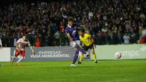 Joaquín Larrivey anotó de penal el gol del triunfo lila.
