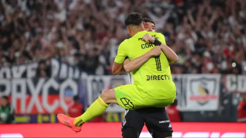 Brayan Cortés compartió con sus amigos de Colo Colo. (Foto: Jonnathan Oyarzun/Photosport)
