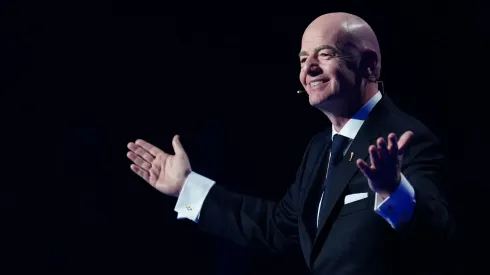Infantino le da el vamos al sorteo.
