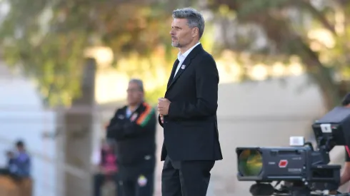 Fernando Ortiz recibe el recado de nueva promesa de Colo Colo. (Foto: Alejandro Pizarro/Photosport)
