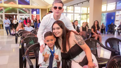 Pablo Aránguiz chocho con su retoño Martín, quien hace de las suyas en una escuela oficial de U. de Chile (Foto: Juan José Molina)
