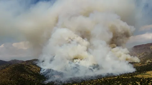 Incendio forestal en Las Condes pone en peligro el Claro Arena (Foto:<br />
Javier Torres/Aton Chile)
