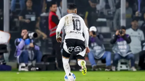 Claudio Aquino toma una medida en Colo Colo. (Foto: Pepe Alvújar/Photosport)
