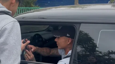 Eduardo Vargas regresó al CDA y los hinchas le hicieron sentir todo el cariño (Foto: Bolavip)
