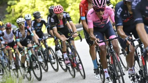 Egan Bernal sufrió en la etapa 17, perdió tiempo con Yates, pero sigue líder