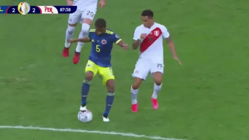 Los trucos de Wilmar Barrios: tremenda pisada para sacarse a dos rivales peruanos