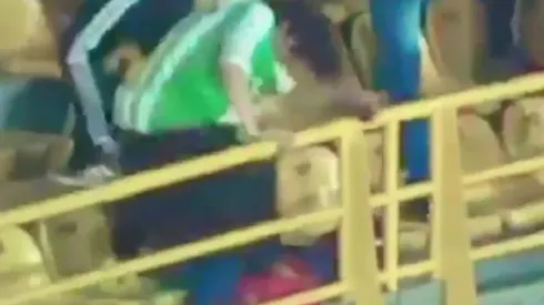 Así agredieron hinchas de Nacional, sin piedad, a uno de Santa Fe