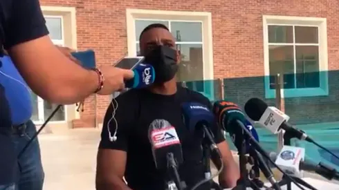 Amaranto Perea charlo con la prensa tras su salida del Junior de Barranquilla.
