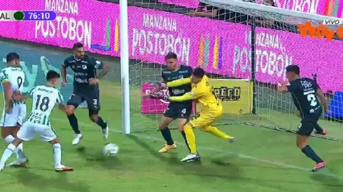 Era el empate de Nacional: el balón da en el palo y sacan la pelota de la raya