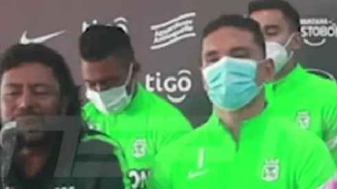 Video: la curiosa confusión de Higuita en rueda de prensa para morir de la risa