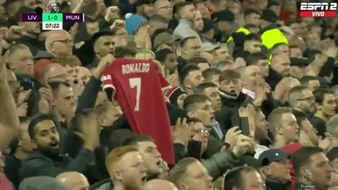 Video: Emocionante homenaje de los hinchas del Liverpool a Ronaldo por su bebé