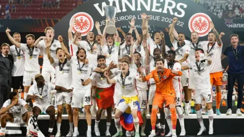 No se vio por TV: así levantó Santos Borré el trofeo de la UEFA Europa League