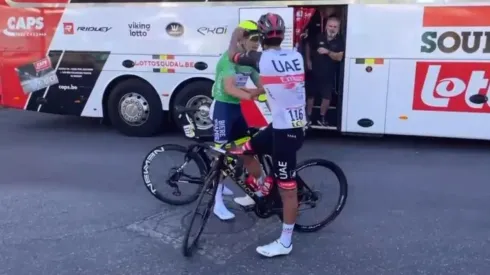 Escándalo: ciclista colombiano le mandó un puño a un colega en plena carrera