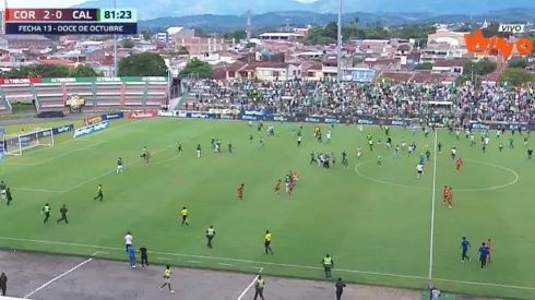 Hinchas del Cali invadieron la cancha enfurecidos y agredieron a Mayer Candelo