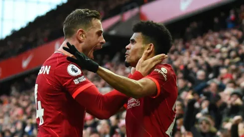 Jordan Henderson y Luis Díaz, compañeros en el Liverpool de Inglaterra.
