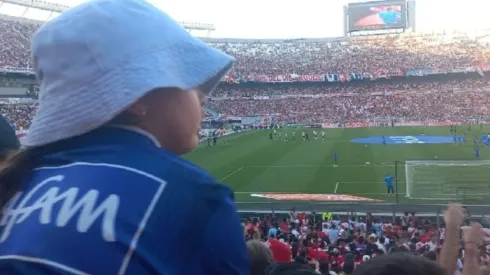 La niña hincha de Millonarios que se robó el show en el estadio de River Plate