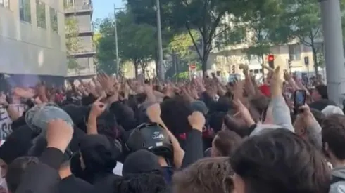 El mundo al revés: hinchas del PSG hicieron plantón para cantar contra Messi