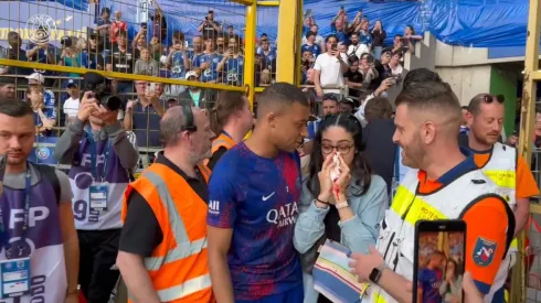 Video: Mbappé le rompió la cara a una aficionada con un balonazo