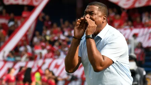 CALI – COLOMBIA, 19-03-2023: Hubert Bodhert, director técnico de Alianza Petrolera gesticula durante partido por la fecha 9 como parte de la Liga BetPlay DIMAYOR I 2023 entre América de Cali y Alianza Petrolera jugado en el estadio Pascual Guerrero de la ciudad de Cali. / Hubert Bodhert, coach of Alianza Petrolera gestures during match for the date 9 as part of BetPlay DIMAYOR League I 2023 between America de Cali and Alianza Petrolera played at Pascual Guerrero stadium in Cali city. Photos: VizzorImage / Oswaldo Paez/ Cont.
