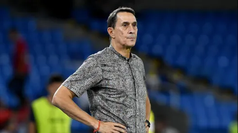 CALI  COLOMBIA, 28-05-2023: Alexandre Guimarães, director técnico del América durante el partido entre América de Cali e Independiente Medellín por la fecha 22, cuadrangulares semifinales, de la Liga BetPlay DIMAYOR I 2023 jugado en el estadio Pascual Guerrero de la ciudad de Cali. / Alexandre Guimaraes, coach of America during match between America de Cali and Independiente Medellin for the date 22, semifinal quadrangulars as part of BetPlay DIMAYOR League I 2023 played at the Pascual Guerrero stadium in Cali city. Photos: VizzorImage / Nelson Rios / Cont.
