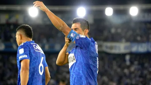 BOGOTA – COLOMBIA, 27-11-2022: David Macalister Silva de Millonarios F. C. celebra el gol anotado a Atletico Junior durante partido entre Millonarios F. C. y Atletico Junior en partido de la fecha 5 de los cuadrangulares semifinales por la Liga BetPlay DIMAYOR II 2022 jugado en el estadio Nemesio Camacho El Campin de la ciudad de Bogota. / David Macalister Silva of Millonarios F. C. celebrates the scored goal to Atletico Junior during a match between Millonarios F. C. and Atletico Junior of the 5th date of the semifinals quadrangulars for the BetPlay DIMAYOR II 2022 League played at the Nemesio Camacho El Campin Stadium in Bogota city. / Photo: VizzorImage / Andres Rot / Cont.
