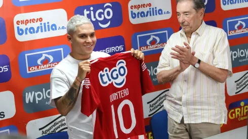 BARRANQUILLA – COLOMBIA, 15-01-2023:Presentación de Juan Fernando Quintero como nuevo jugador número diez del club Atlético Junior lo acompaña Fuad Char accionista del club. /Presentation of Juan Fernando Quintero as the new number ten player of the Atlético Junior club, accompanied by Fuad Char, a club shareholder.Photo: VizzorImage / Jairo Cassiani / Contribuidor
