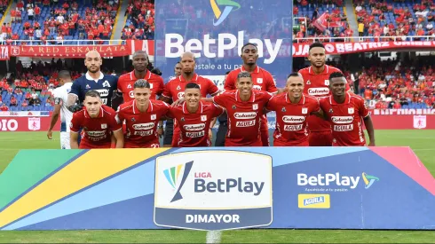 CALI – COLOMBIA, 14-05-2023: Jugadores del América posan para una foto previo al partido por la fecha 19 como parte de la Liga BetPlay DIMAYOR I 2023 entre América de Cali y Once Caldas jugado en el estadio Pascual Guerrero de la ciudad de Cali. / Players of America pose to a photo prior match for the date 19 as part of BetPlay DIMAYOR League I 2023 between America de Cali and Once Caldas played at Pascual Guerrero stadium in Cali city. Photos: VizzorImage / Nelson Rios / Cont.
