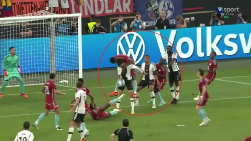 Yerry Mina le aplicó una llave de WWE a Kai Havertz que el VAR no vio en el partido amistoso de Colombia vs. Alemania.
