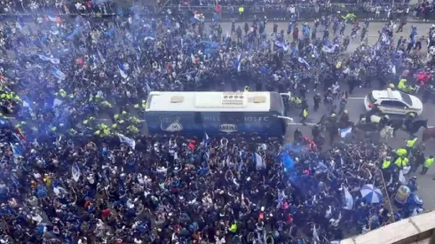 Los hinchas de Millonarios colapsaron por completo la carrera 30 tras la llegada del equipo al estadio El Campín.
