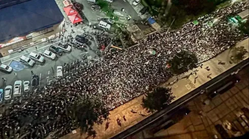 Espectacular banderazo de la hinchada de Nacional en Bogotá.
