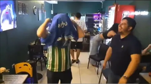 Hincha de Nacional tuvo que ponerse la camiseta de Millonarios para cumplir apuesta