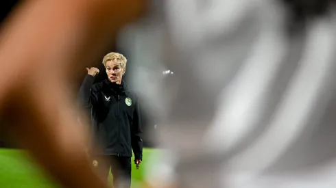 La entrenadora de Irlanda salió en defensa de sus jugadoras tras amistoso contra Colombia.
