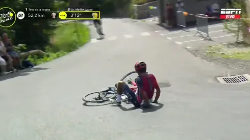 Egan Bernal enciende las alarmas tras caída en el Tour de Francia 2023.
