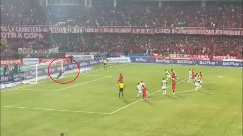 Atajadón de Harlen Castillo que evita el gol de penal de Carlos Darwin Quintero