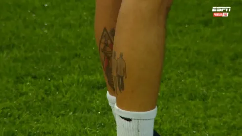 El tatuaje que lleva Juanfer Quintero en su pierna izquierda sobre River Plate y la Copa Libertadores.
